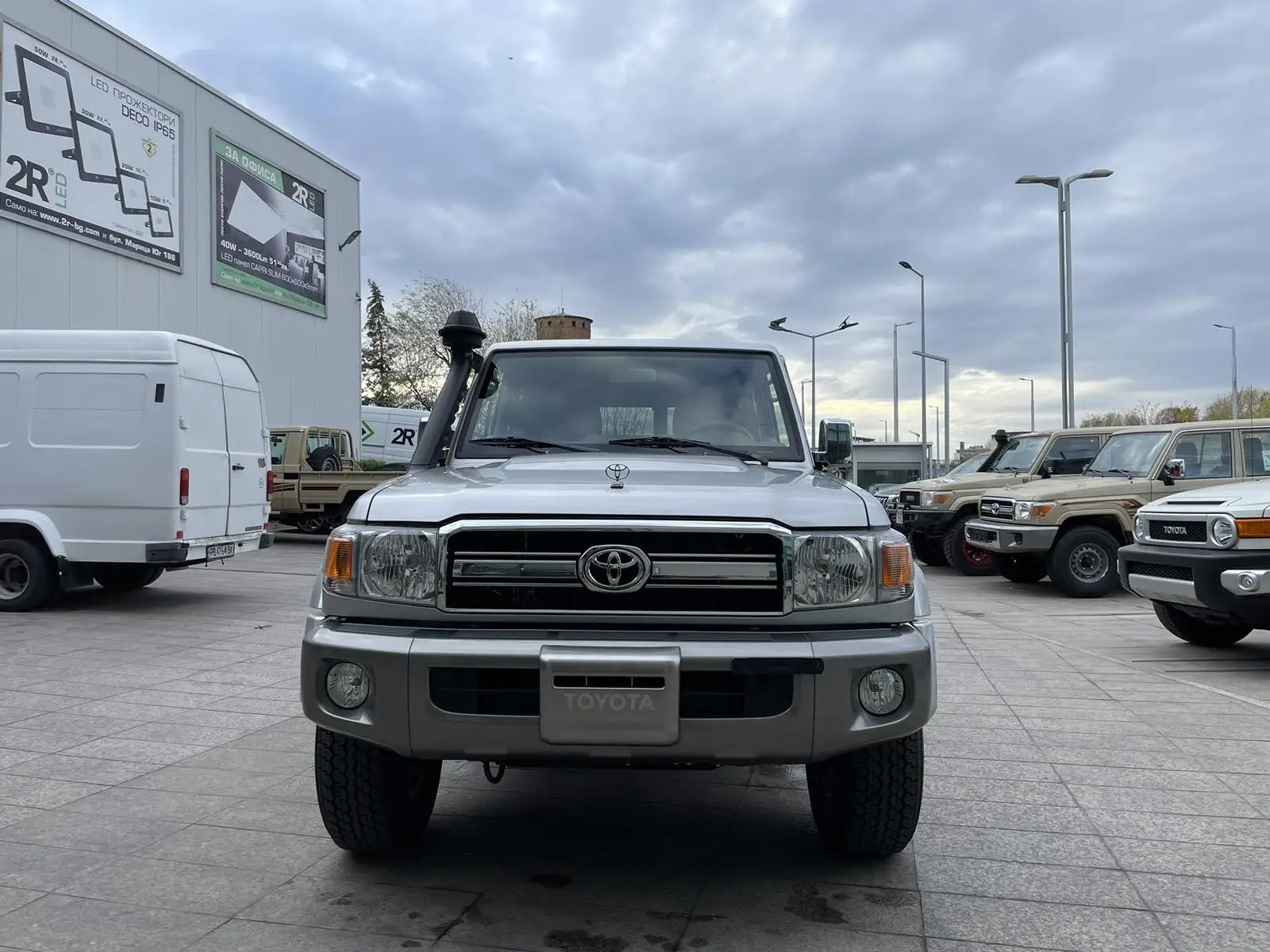 TOYOTA LAND CRUISER GRJ76 LX — photo 1 of 15