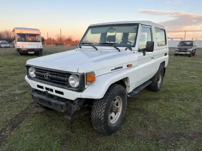 Toyota Land Cruiser HZJ73 — снимка 2 от 81