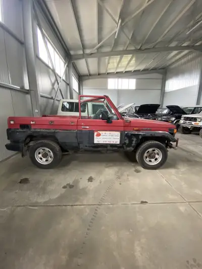 Toyota Land Cruiser HZJ73 — снимка 1 от 52