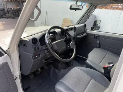 Toyota Land Cruiser 70 2.4 TD — снимка 16 от 25