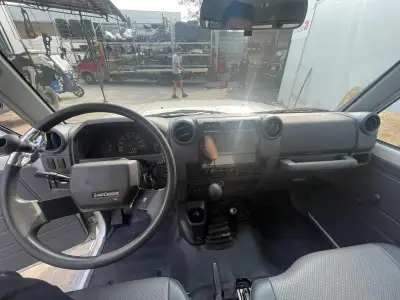 Toyota Land Cruiser 70 2.4 TD — снимка 17 от 25