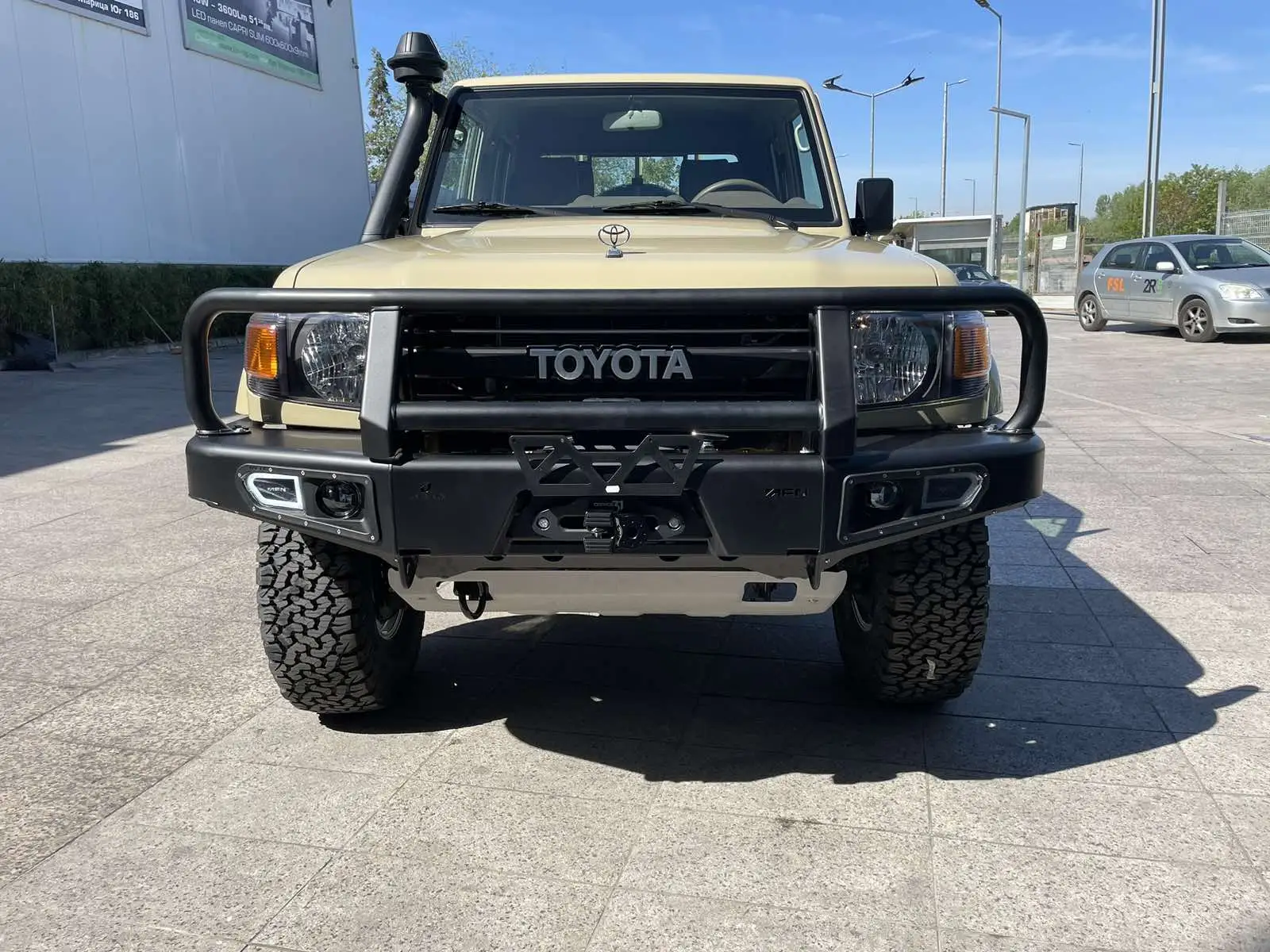 TOYOTA LAND CRUISER GRJ79 DC — Foto 1 von 21