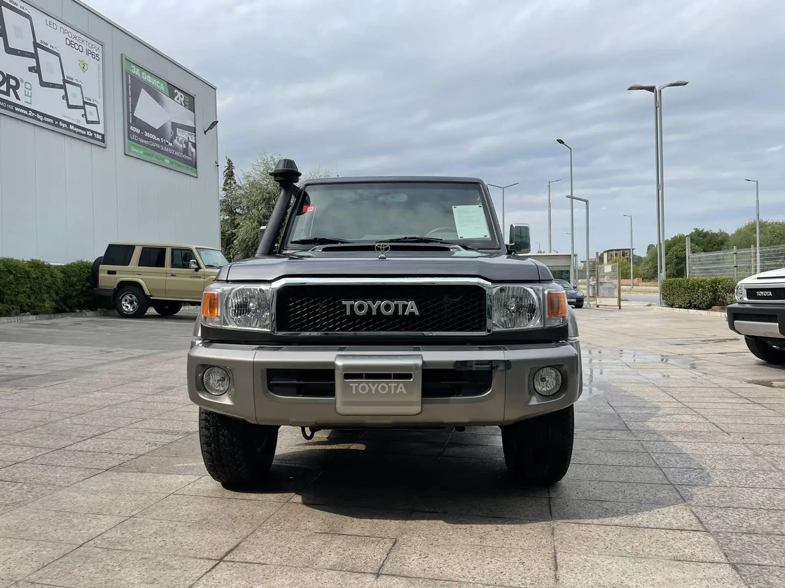 TOYOTA LAND CRUISER VDJ76 — Foto 1 von 21